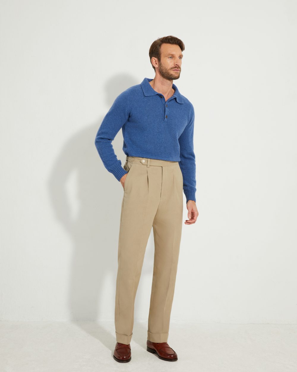 Look complet Scavini avec pantalon coupe une pince en twill de coton Duca Visconti, polo en laine bleu et mocassins Nicodème Septième Largeur.