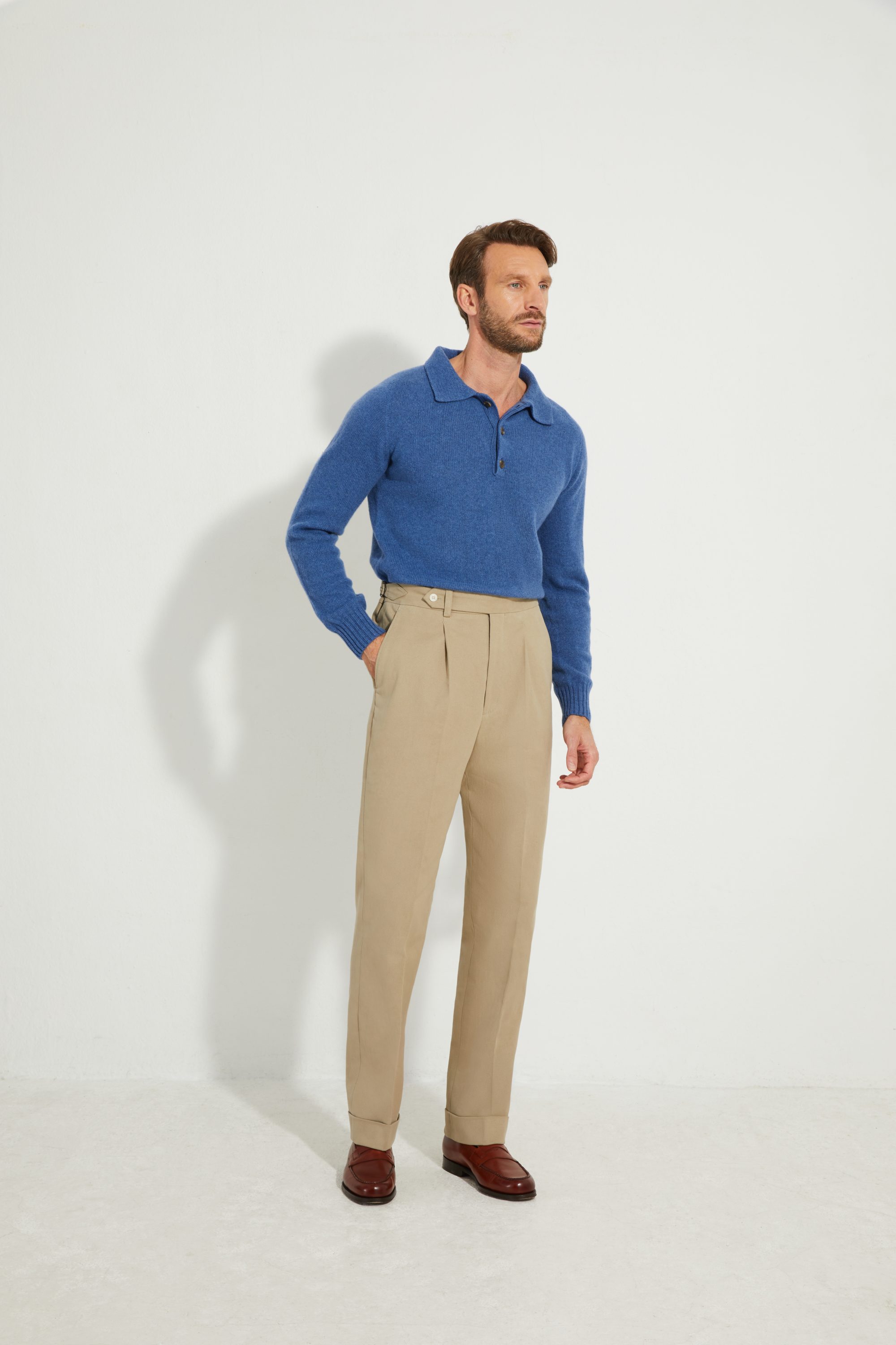 Look complet Scavini avec pantalon coupe une pince en twill de coton Duca Visconti, polo en laine bleu et mocassins Nicodème Septième Largeur.