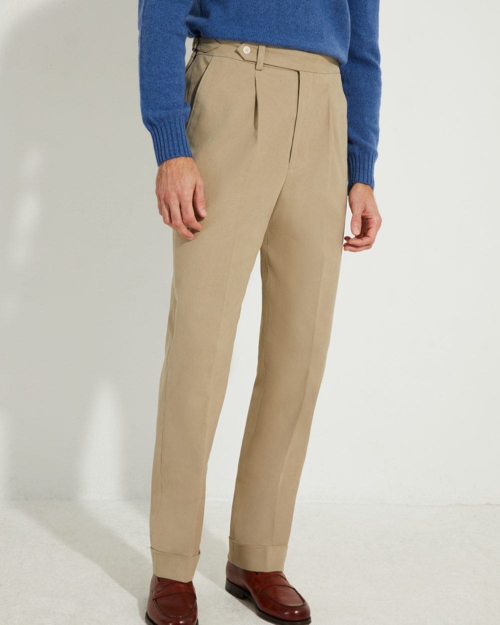 Pantalon coupe une pince en twill de coton Duca Visconti Scavini, porté avec mocassins Nicodème Septième Largeur.