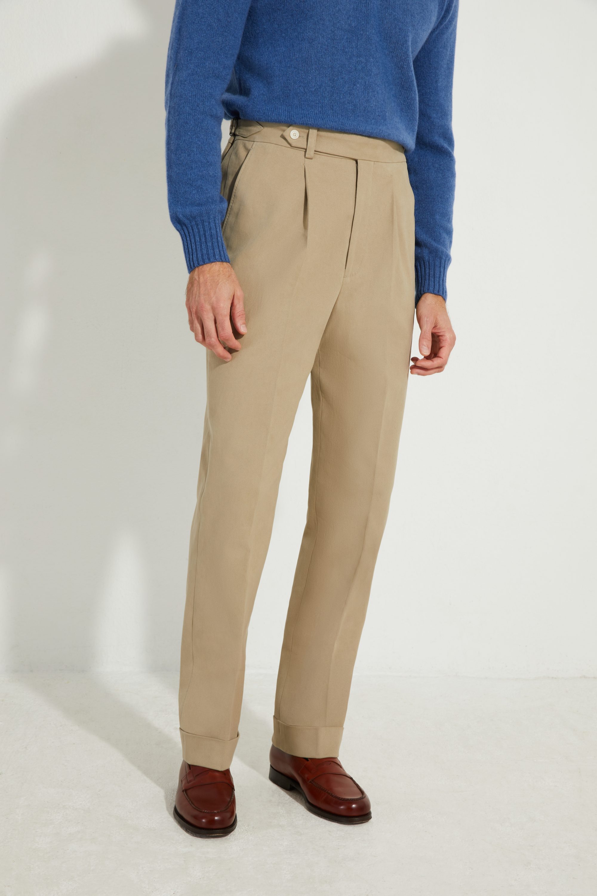 Pantalon coupe une pince en twill de coton Duca Visconti Scavini, porté avec mocassins Nicodème Septième Largeur.