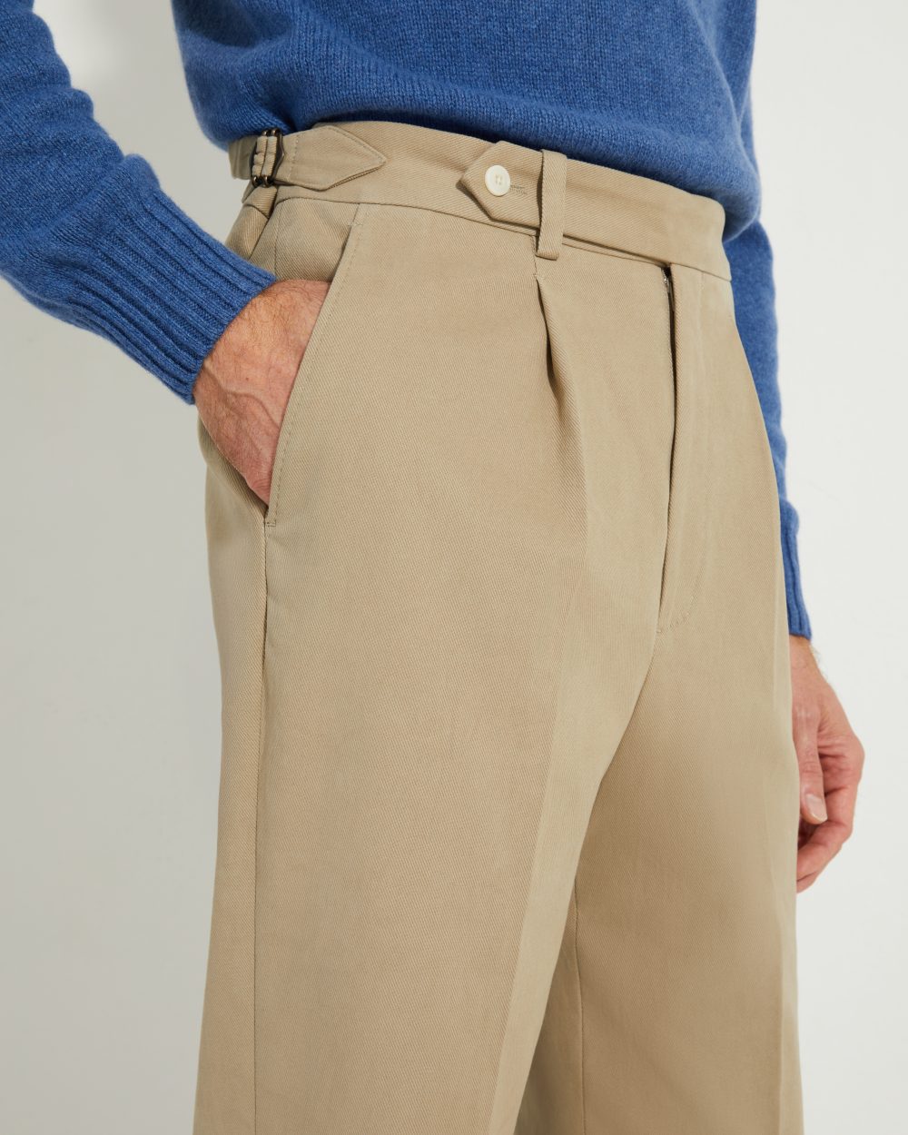 Vue de trois-quarts du pantalon coupe une pince en twill de coton Duca Visconti Scavini.