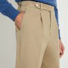 Vue de trois-quarts du pantalon coupe une pince en twill de coton Duca Visconti Scavini.