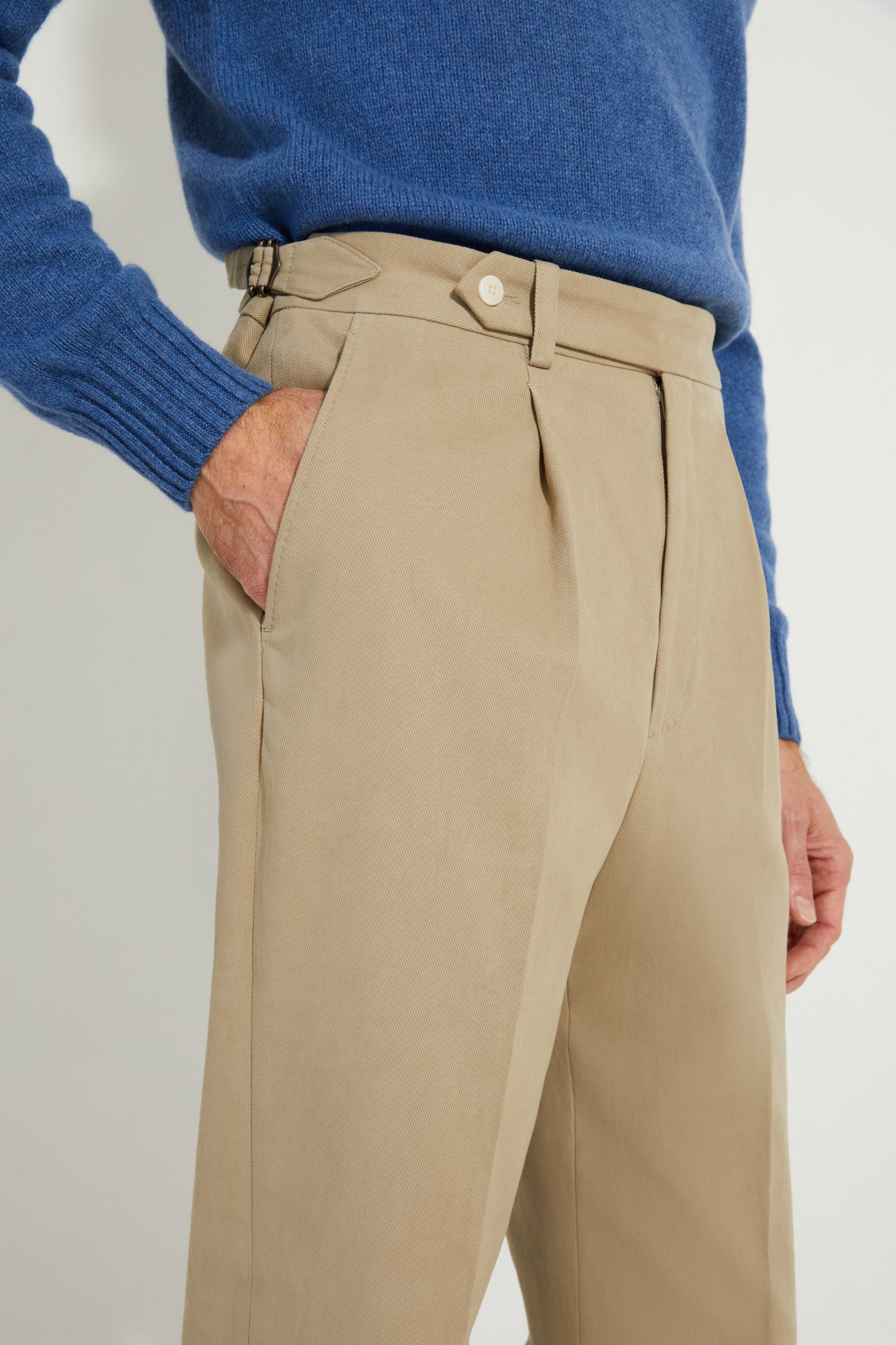 Vue de trois-quarts du pantalon coupe une pince en twill de coton Duca Visconti Scavini.