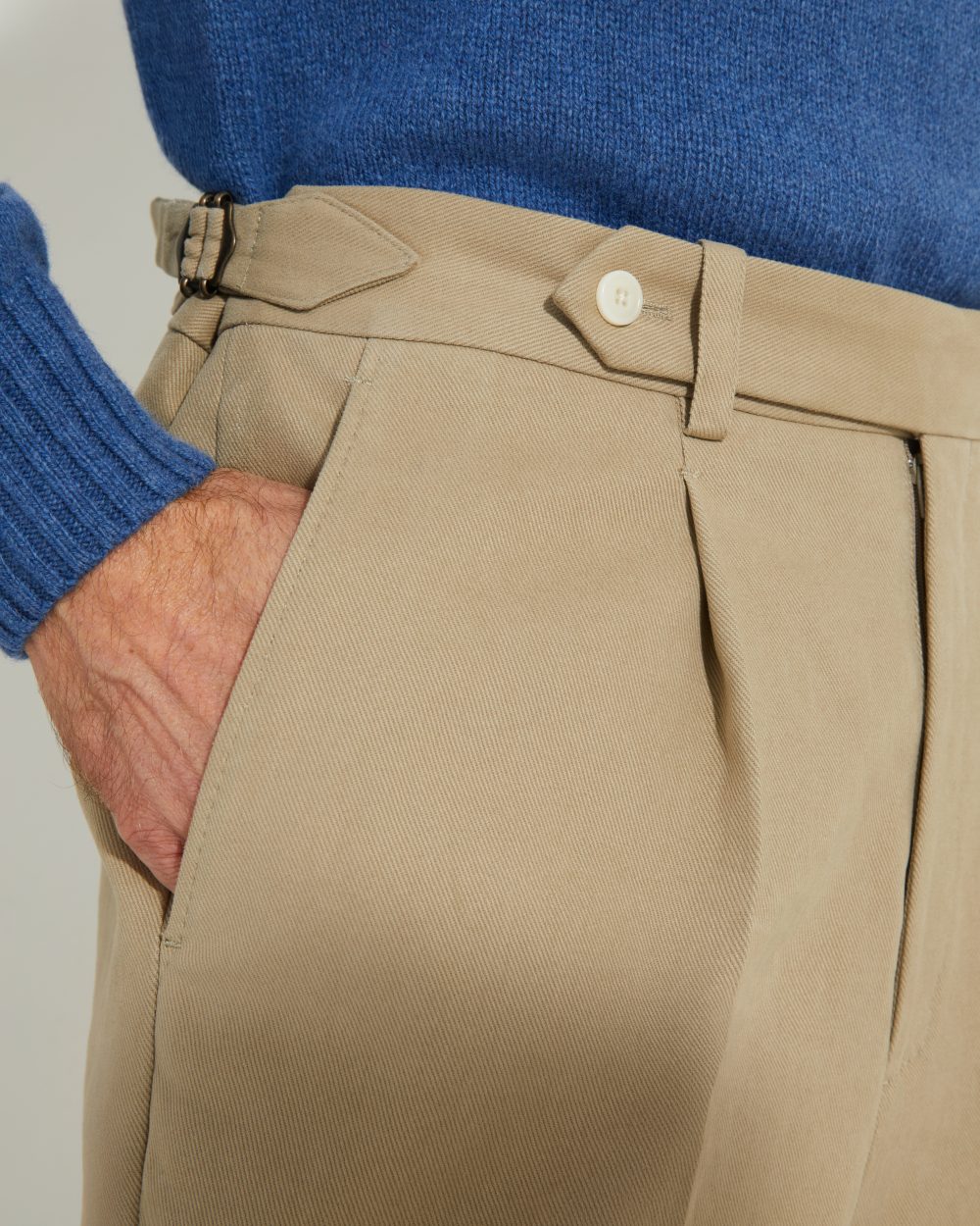 Détail de la pince et des ajusteurs latéraux du pantalon coupe une pince en twill de coton Duca Visconti Scavini.