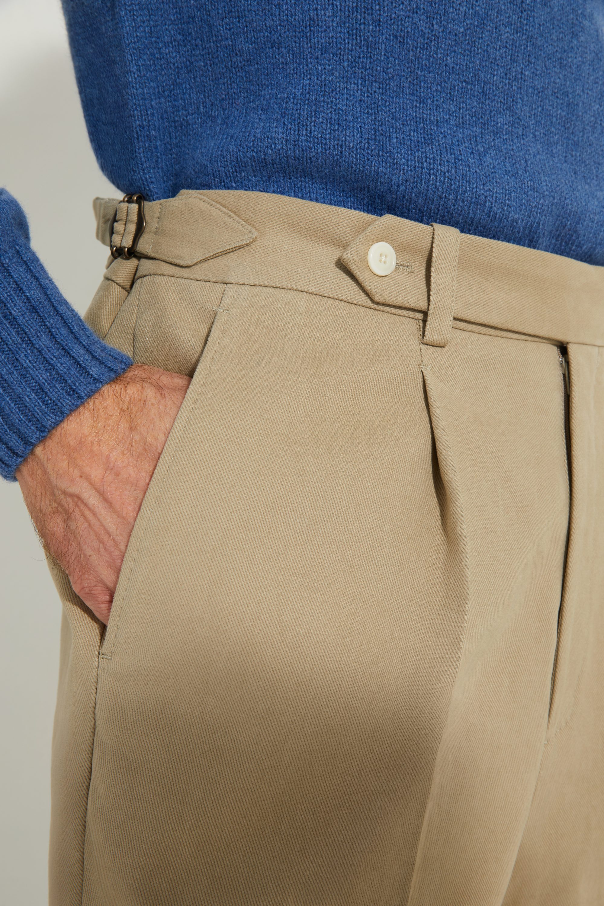 Détail de la pince et des ajusteurs latéraux du pantalon coupe une pince en twill de coton Duca Visconti Scavini.