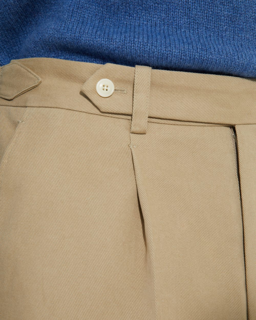 Détail de la pince et de la patte prolongée du pantalon coupe une pince en twill de coton Duca Visconti Scavini.
