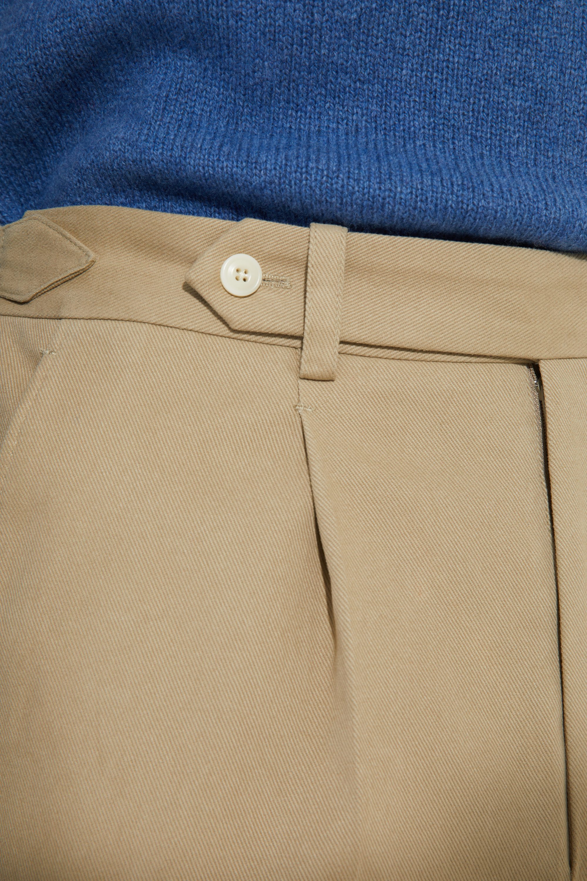 Détail de la pince et de la patte prolongée du pantalon coupe une pince en twill de coton Duca Visconti Scavini.
