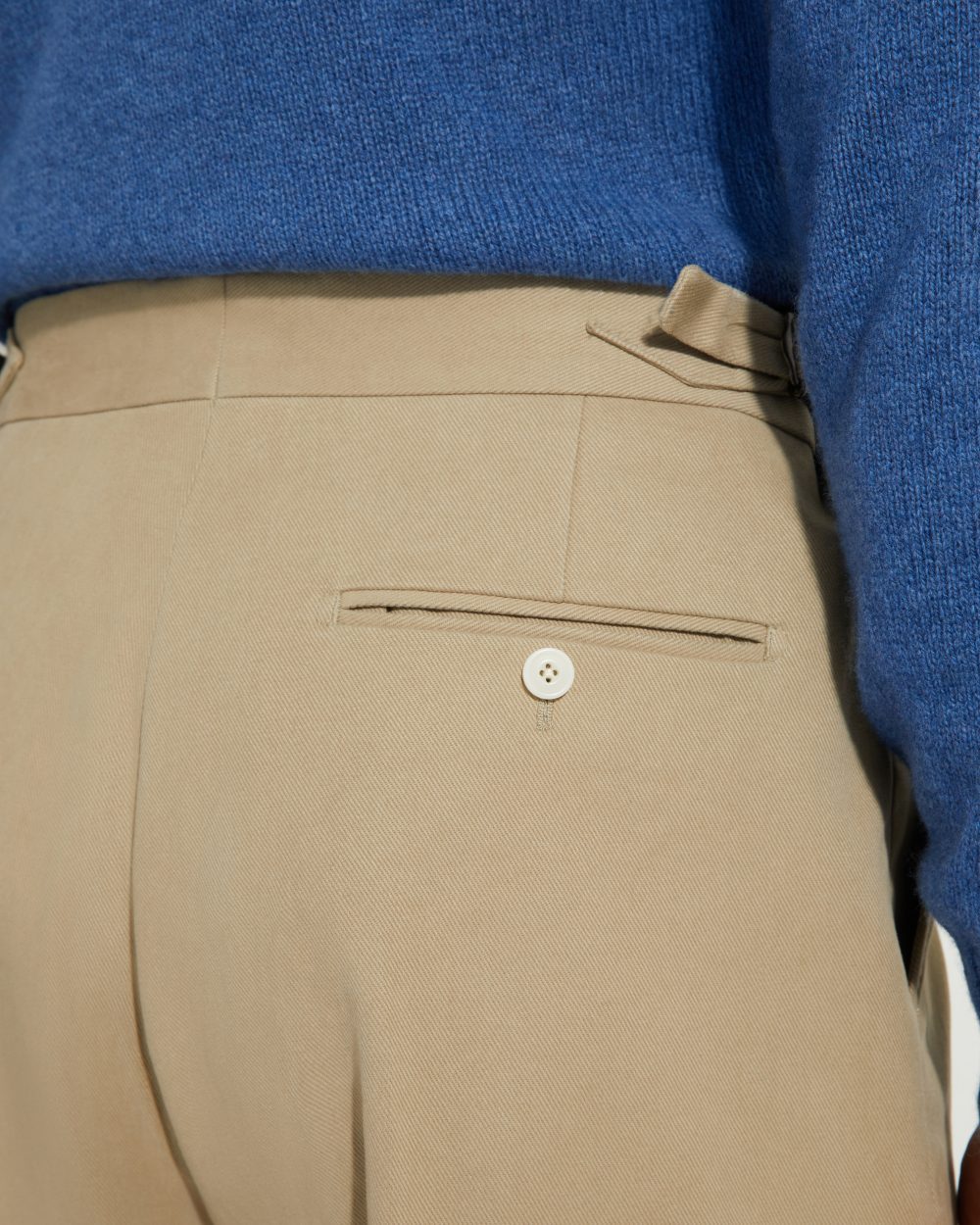 Détail des poches arrière du pantalon coupe une pince en twill de coton Duca Visconti Scavini.