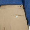 Détail des poches arrière du pantalon coupe une pince en twill de coton Duca Visconti Scavini.