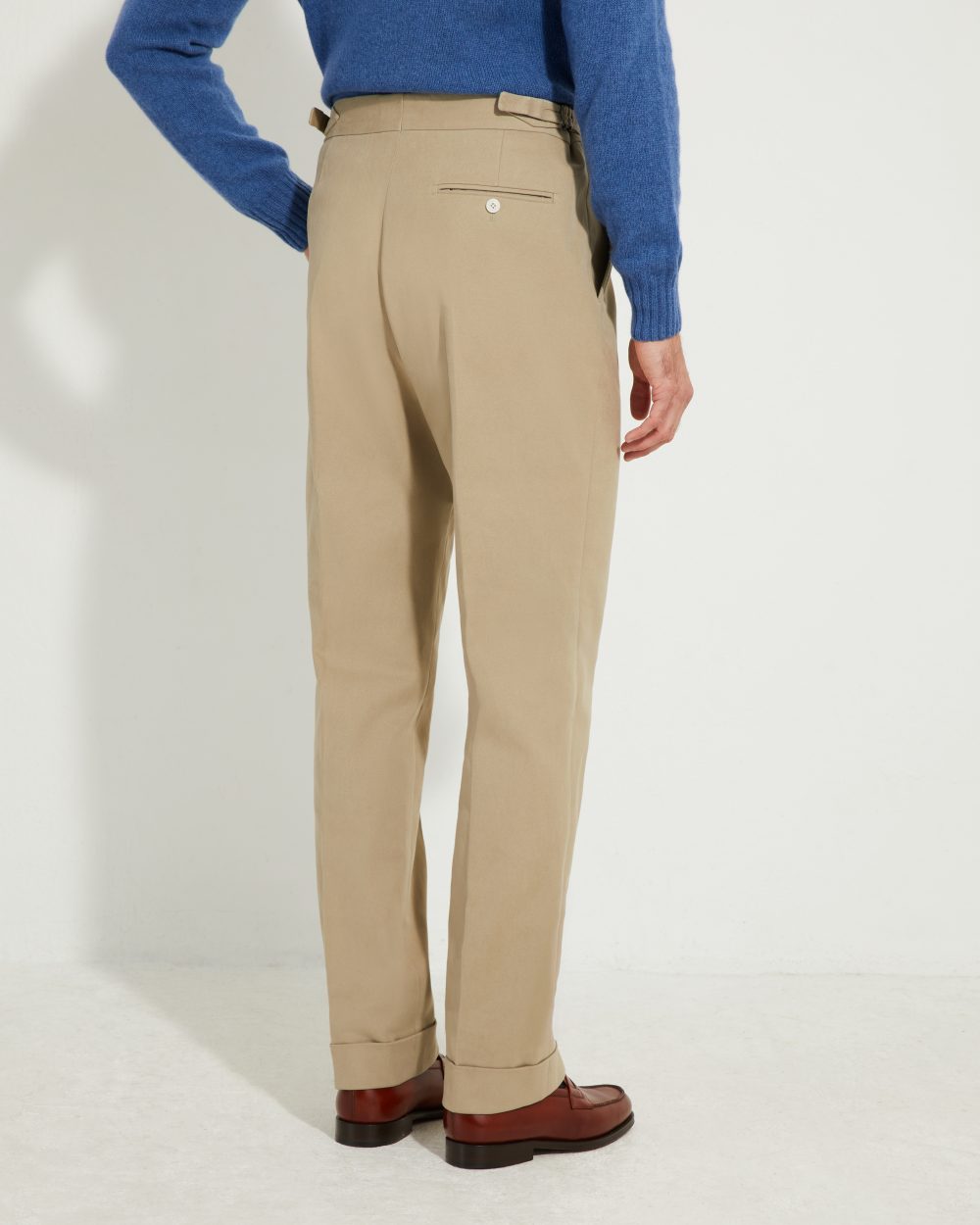 Vue de dos du pantalon coupe une pince en twill de coton Duca Visconti Scavini.