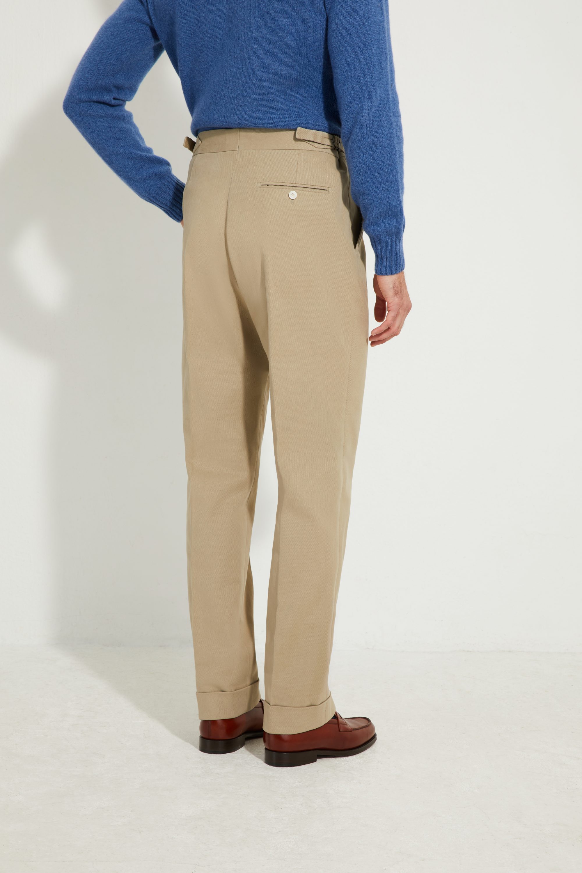 Vue de dos du pantalon coupe une pince en twill de coton Duca Visconti Scavini.