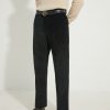 Vue de face du pantalon coupe classique en velours côtelé noir Scavini, porté avec une ceinture en cuir noir.