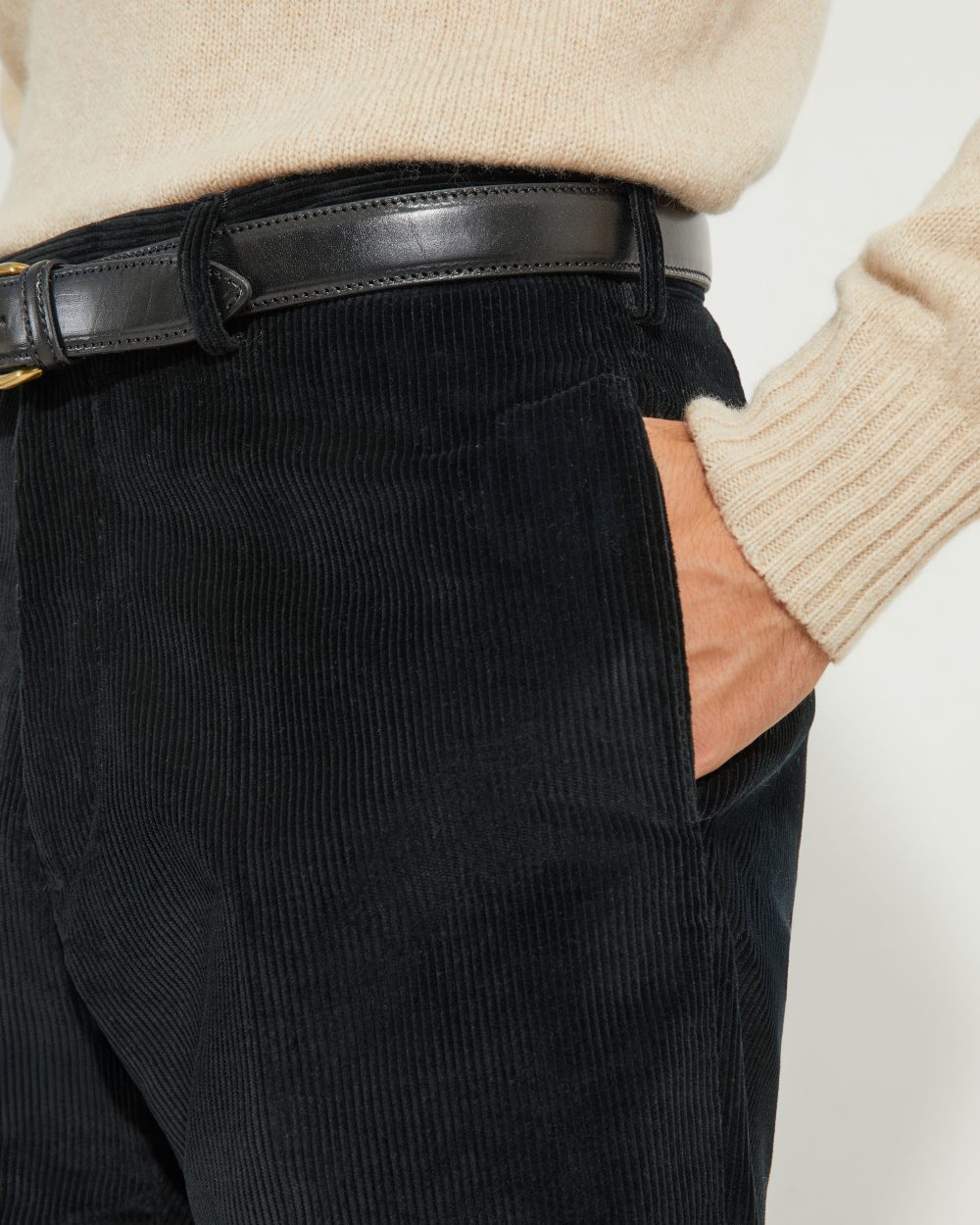 Vue de trois-quarts du pantalon coupe classique en velours côtelé noir Scavini.