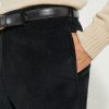 Vue de trois-quarts du pantalon coupe classique en velours côtelé noir Scavini.
