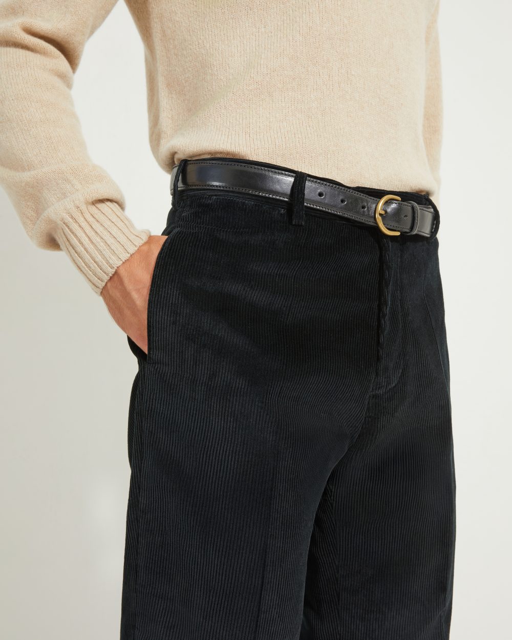 Détail du pantalon coupe classique en velours côtelé noir Scavini, sans pinces, avec passants et ceinture en cuir noir.