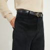 Détail du pantalon coupe classique en velours côtelé noir Scavini, sans pinces, avec passants et ceinture en cuir noir.