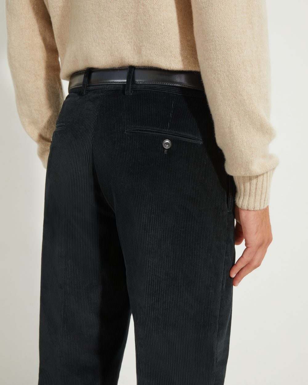 Détail des poches arrière du pantalon coupe classique en velours côtelé noir Scavini.