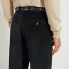 Détail des poches arrière du pantalon coupe classique en velours côtelé noir Scavini.