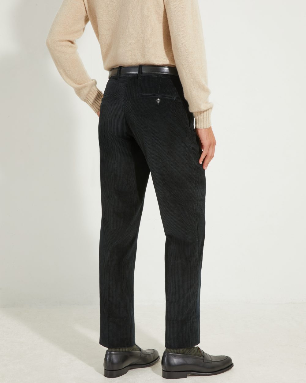 Vue de dos du pantalon coupe classique en velours côtelé noir Scavini.
