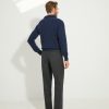Vue de dos du pantalon en flanelle anthracite Scavini porté avec un polo en laine.