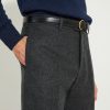 Pantalon en flanelle anthracite Scavini avec ceinture en cuir lisse noire.