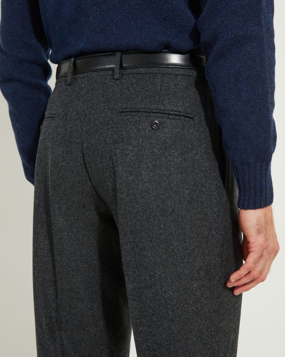 Détail des poches arrière du pantalon en flanelle anthracite Scavini.