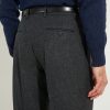 Détail des poches arrière du pantalon en flanelle anthracite Scavini.