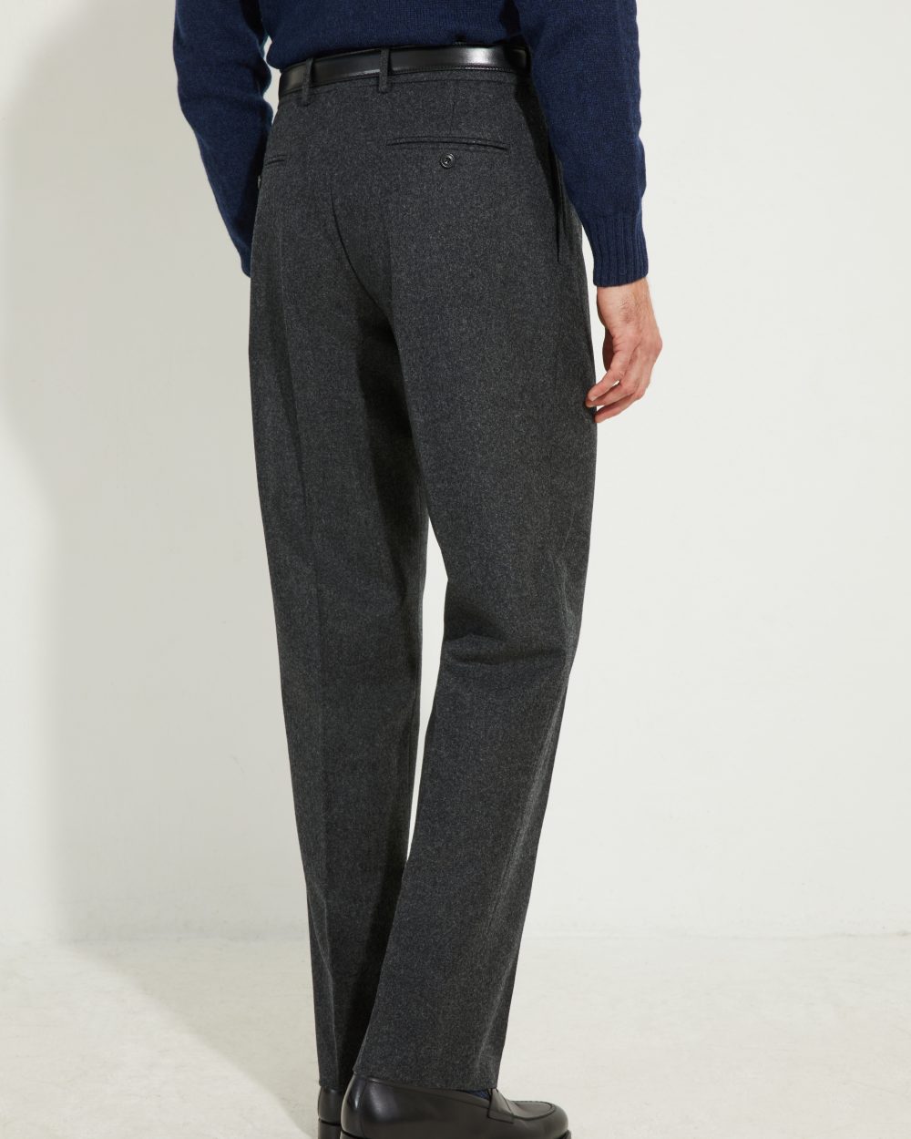 Pantalon en flanelle anthracite Scavini, vue de dos complète.