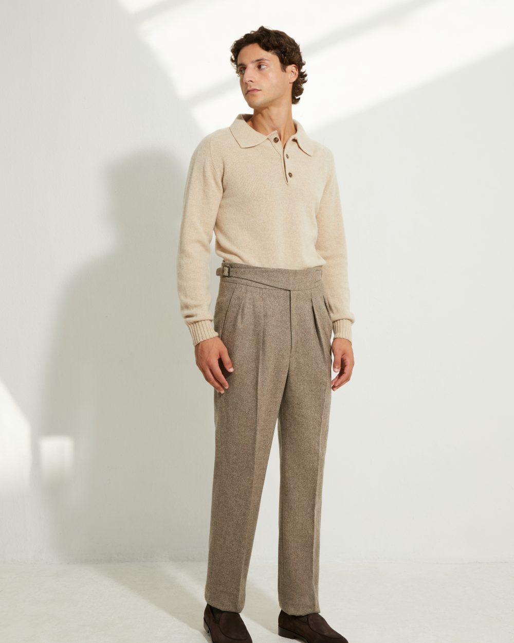 Vue trois-quarts du look complet Scavini avec pantalon Gurkha en flanelle à chevrons beige et mocassins Jacques Solovière Paris