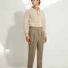 Vue trois-quarts du look complet Scavini avec pantalon Gurkha en flanelle à chevrons beige et mocassins Jacques Solovière Paris