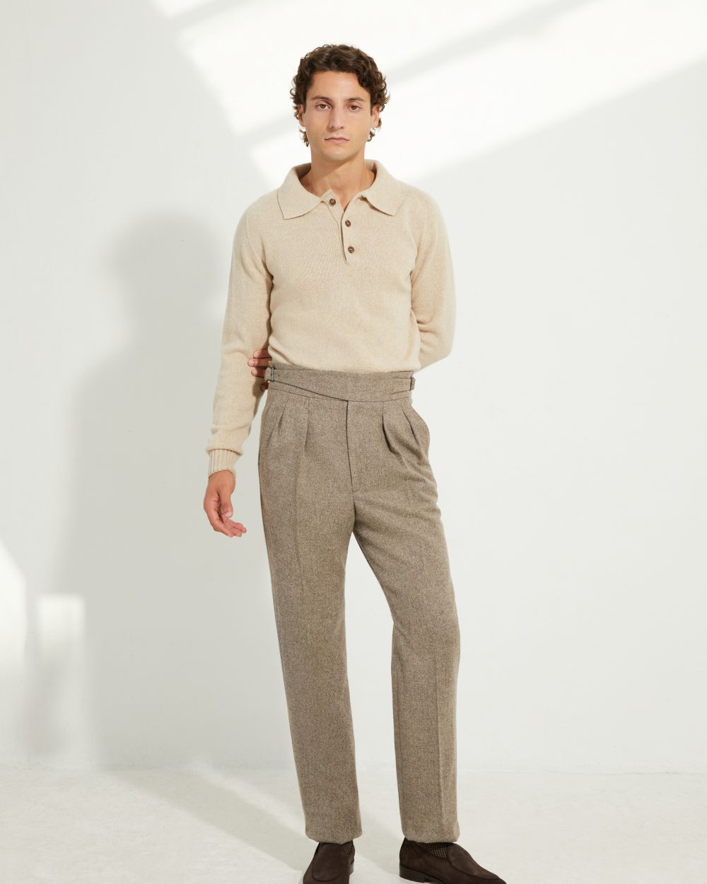 Look complet avec pantalon Gurkha en flanelle à chevrons beige et polo en laine d’Écosse beige Scavini et mocassins Jacques Solovière Paris