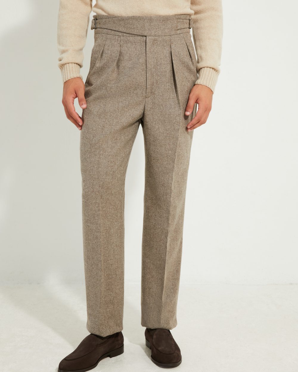 Pantalon Gurkha en flanelle à chevrons beige Scavini, présenté de face et mocassins Jacques Solovière Paris