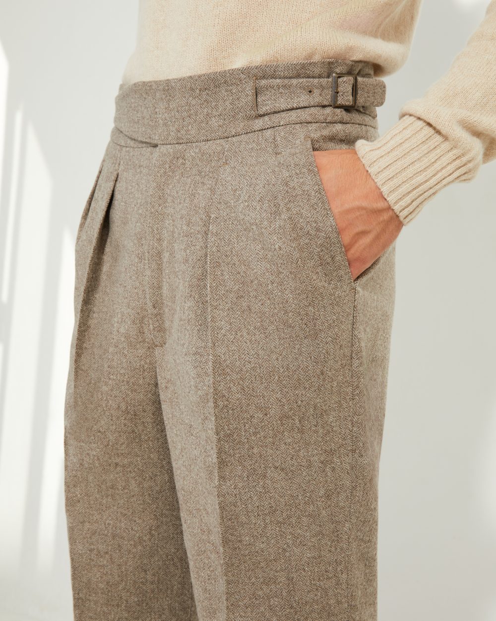 Deuxième vue trois-quarts du pantalon Gurkha en flanelle à chevrons beige Scavini, mettant en valeur les boucles et les pinces.