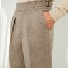 Deuxième vue trois-quarts du pantalon Gurkha en flanelle à chevrons beige Scavini, mettant en valeur les boucles et les pinces.