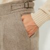 Détail trois-quarts des boucles latérales et des pinces du pantalon Gurkha en flanelle beige Scavini.