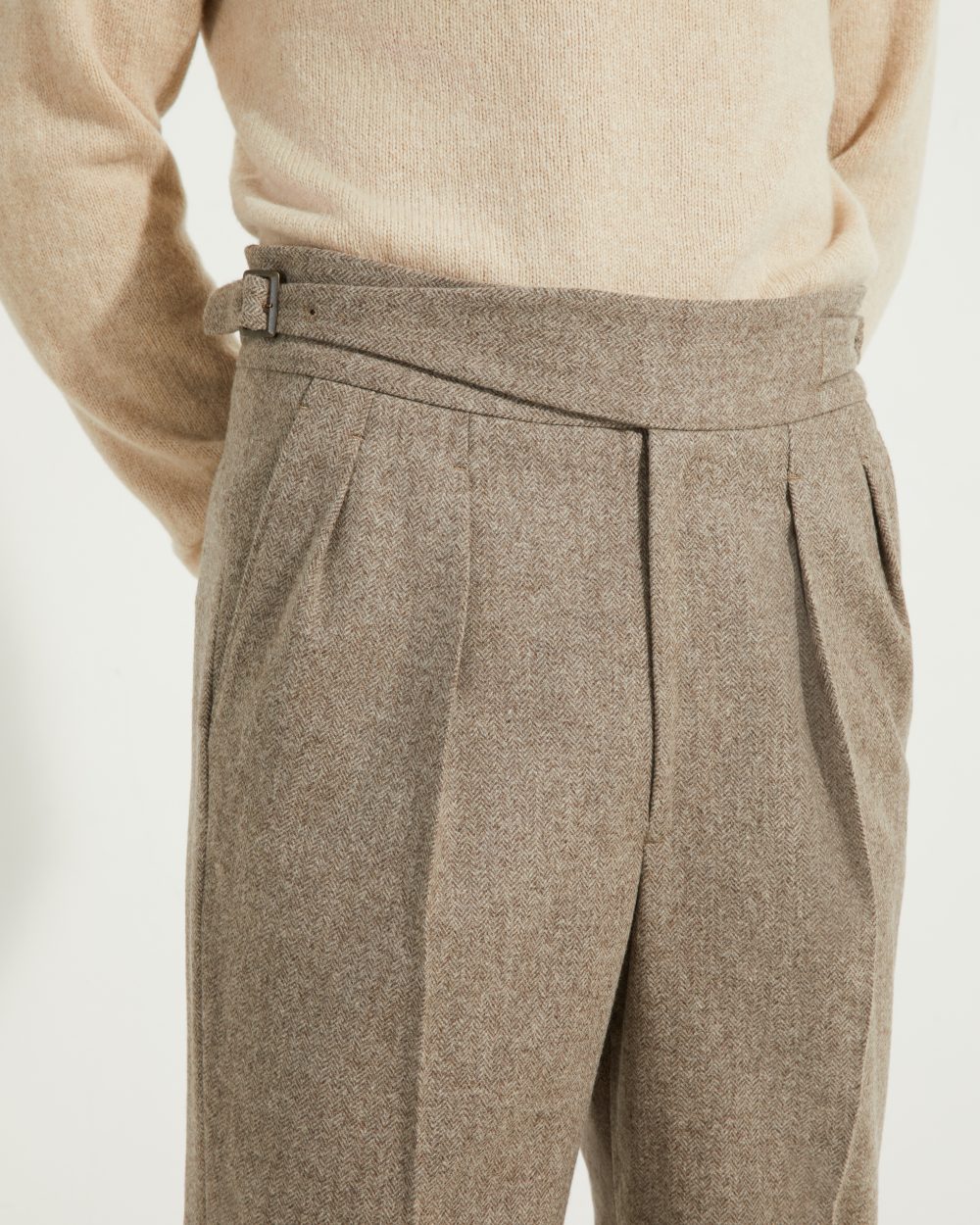 Détail des pinces avant du pantalon Gurkha en flanelle à chevrons beige Scavini.