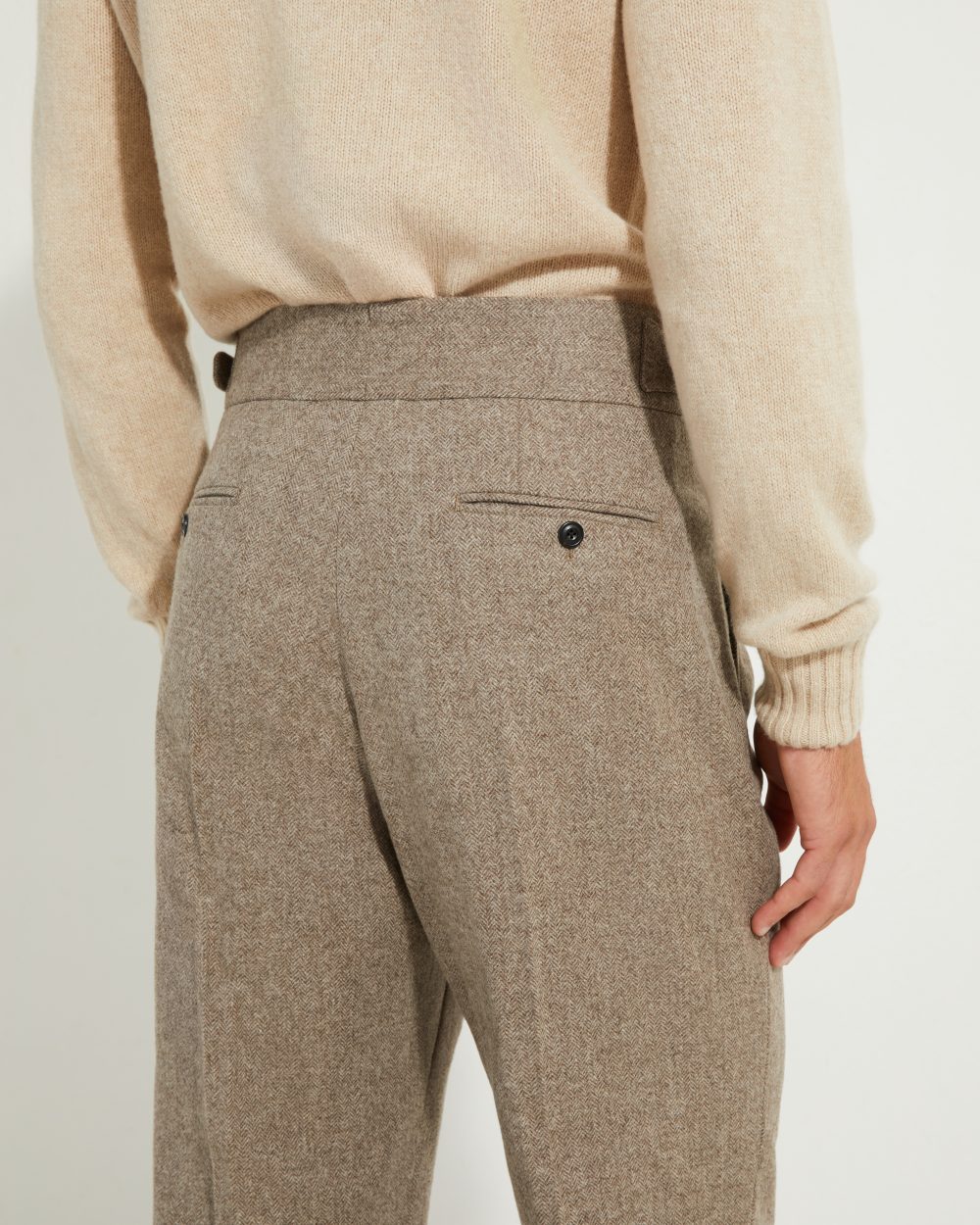 Détail des poches arrière du pantalon Gurkha en flanelle à chevrons beige Scavini.