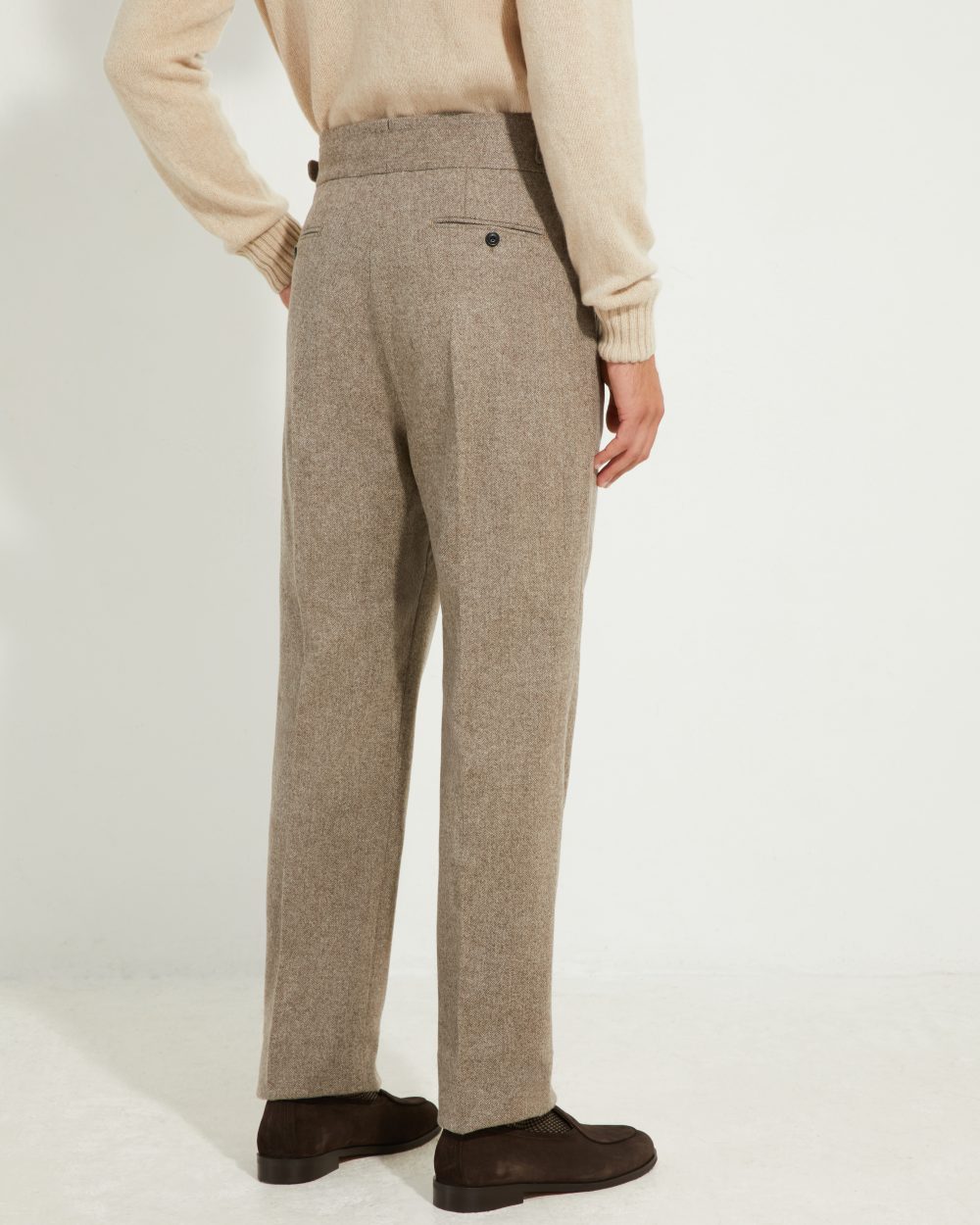 Vue de dos du pantalon Gurkha en flanelle à chevrons beige Scavini.