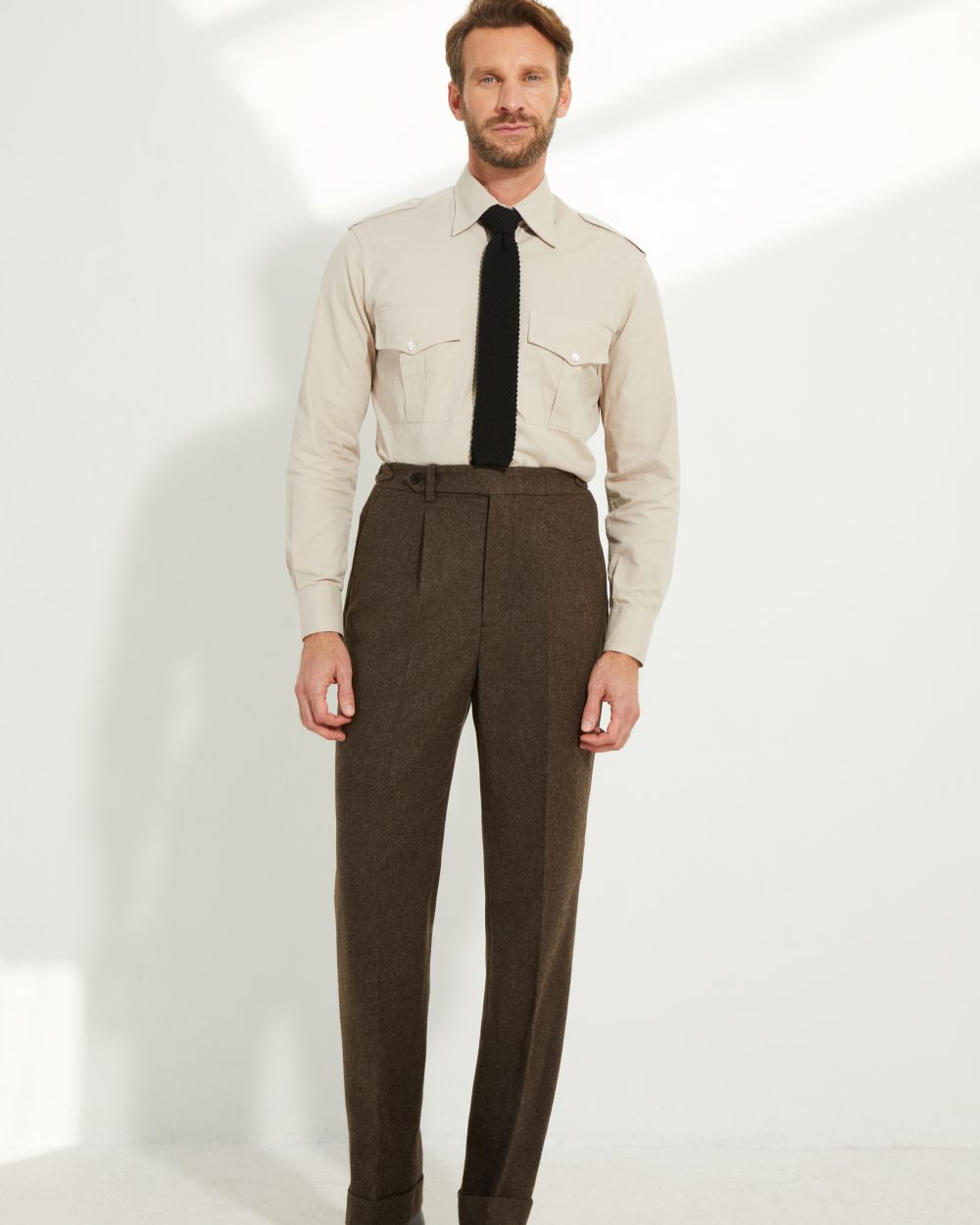 Look complet Scavini avec pantalon en flanelle marron et chemise.