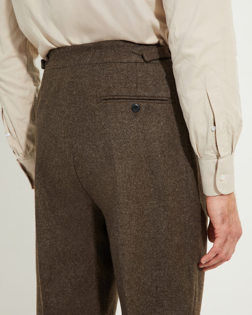 Détail des poches arrière du pantalon en flanelle marron Scavini.
