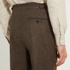 Détail des poches arrière du pantalon en flanelle marron Scavini.