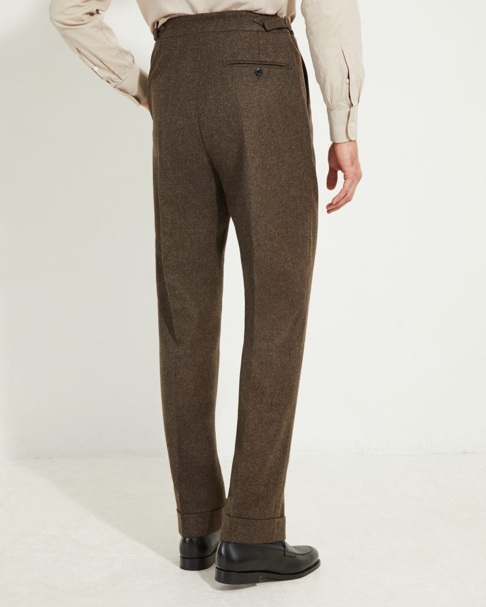 Pantalon en flanelle marron Scavini, coupe une pince, vue de dos.