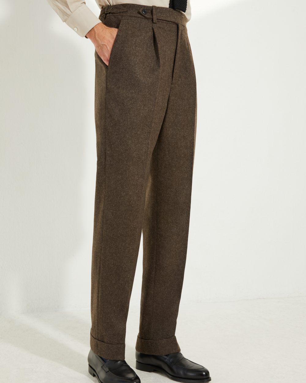Pantalon en flanelle marron Scavini, coupe une pince, vue de face.