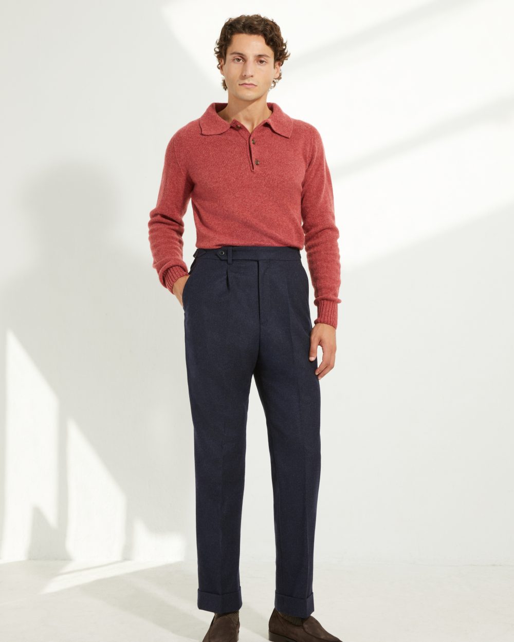 Look Scavini avec pantalon en flanelle marine et polo en laine.