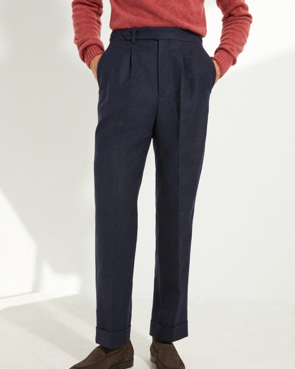 Pantalon en flanelle marine Scavini, coupe une pince, vue de face.
