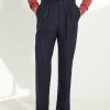 Pantalon en flanelle marine Scavini, coupe une pince, vue de face.