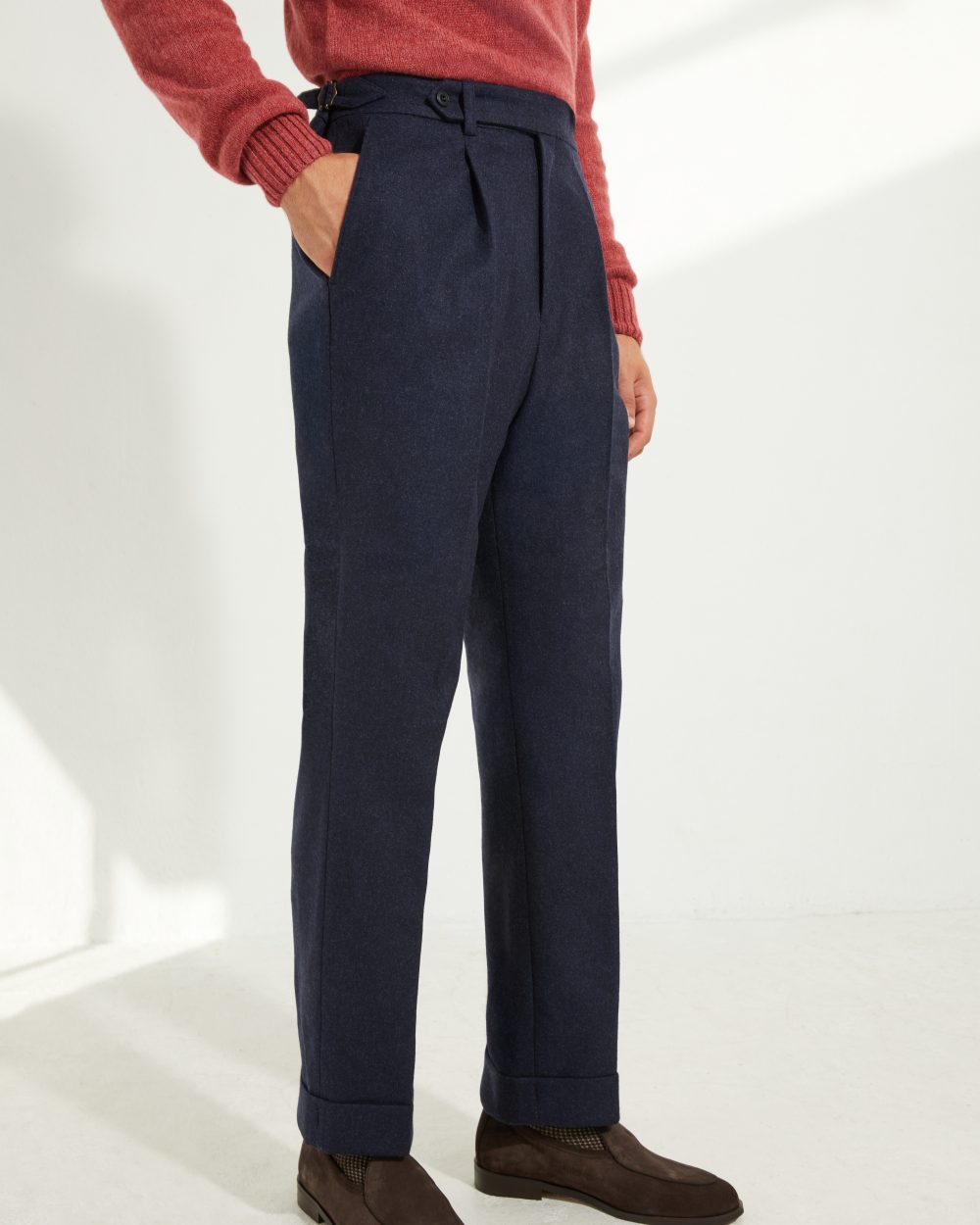 Pantalon en flanelle marine Scavini, coupe une pince, vue de trois quarts.