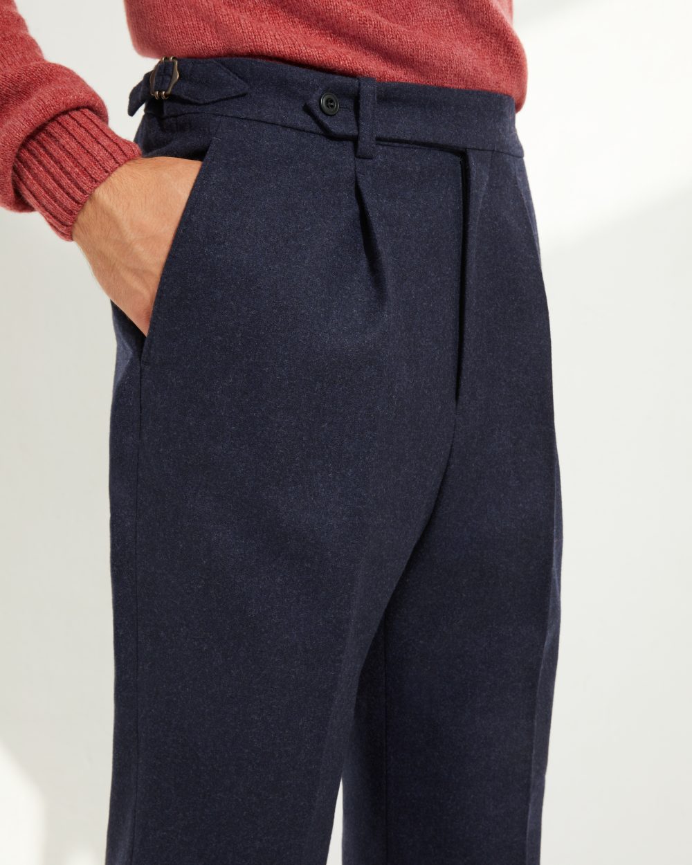 Détail de la pince avant du pantalon en flanelle marine Scavini.