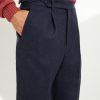 Détail de la pince avant du pantalon en flanelle marine Scavini.