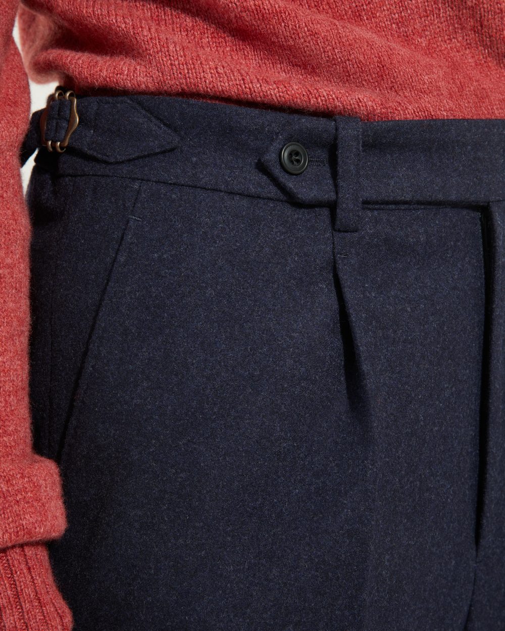 Détail des pinces avant et des ajusteurs latéraux du pantalon en flanelle marine Scavini.